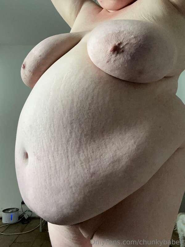 Happy tummy Tuesday! I love wiggling my body and feeling eve..