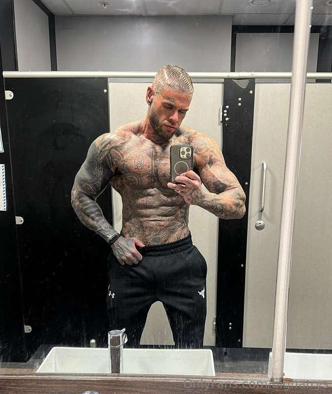 Gym done .. had a crazy pump! Feeling good and loving my new..