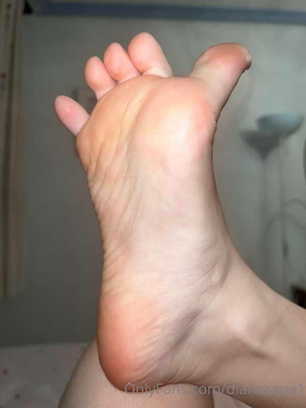 CLOSE VIEW OF TOES SPREADING 🤤