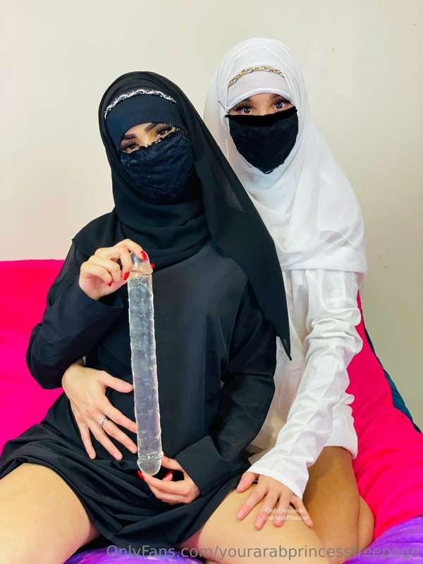 OMG! Can you believe this double ended dildo fit inside both..