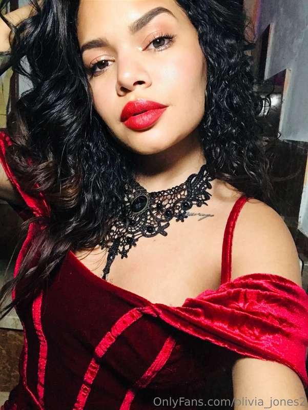 Do you think red looks good on me?