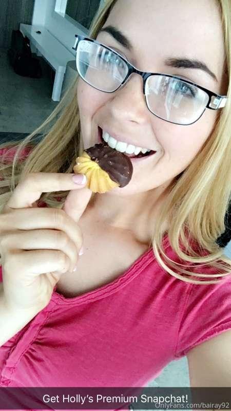 A throwback to eating cookies on set 🍪😈