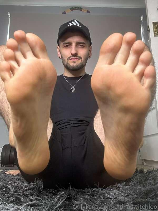 Lick my perfect sweaty sole 😈😈