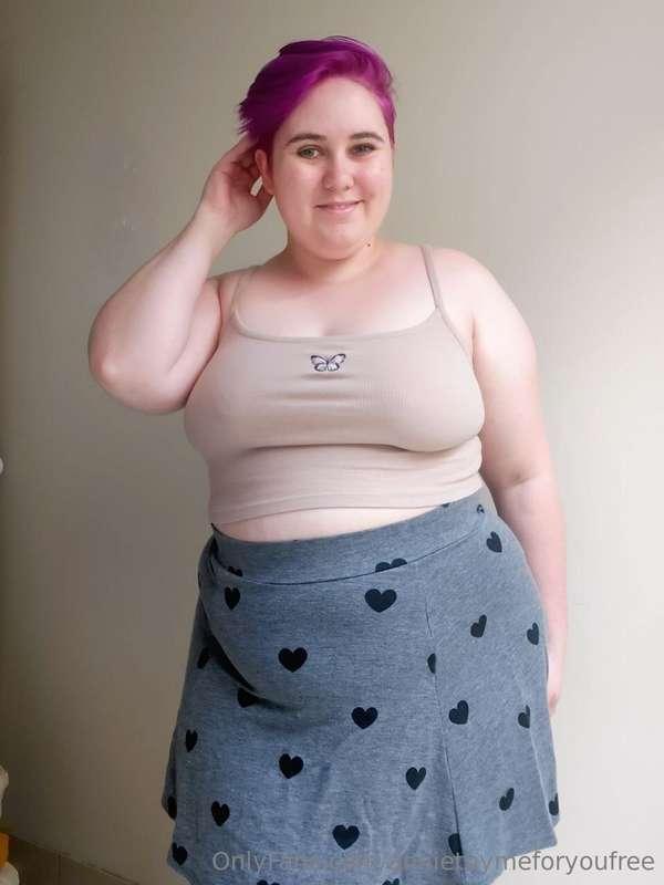 Short skirts and crops tops are always a good combo, don't y..