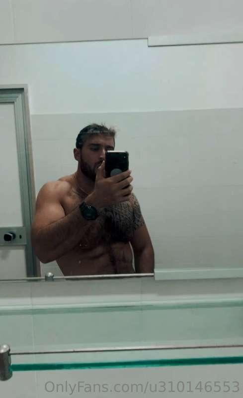 Indovina che sto facendo con la mano destra?? 🤭