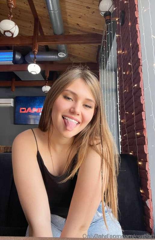 DO YOU WANT TO CUM?💦💦Look at her👅mouth @jane_rabbit wants to..