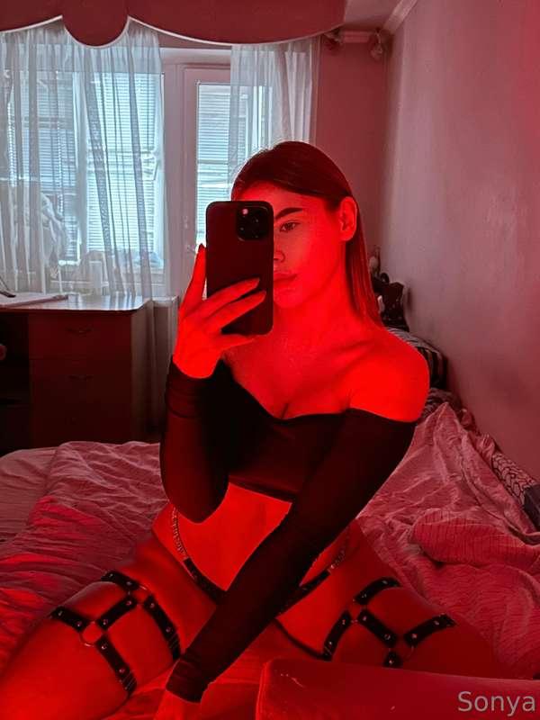 How do you feel about the color red? 😏Write in the comments💋