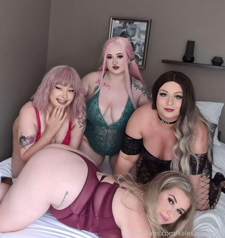 4 girls 1 dick wanted, any volunteers? 😏
@saphiramay @jennaj..