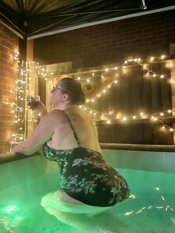 Are you ready to serve your curvaceous Goddess, slave? 
Prov..