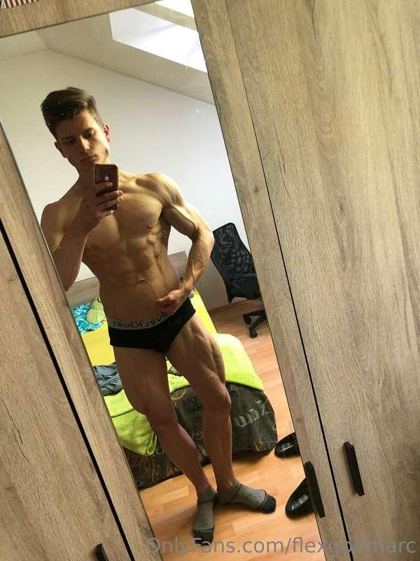 Shredded posing 🔥