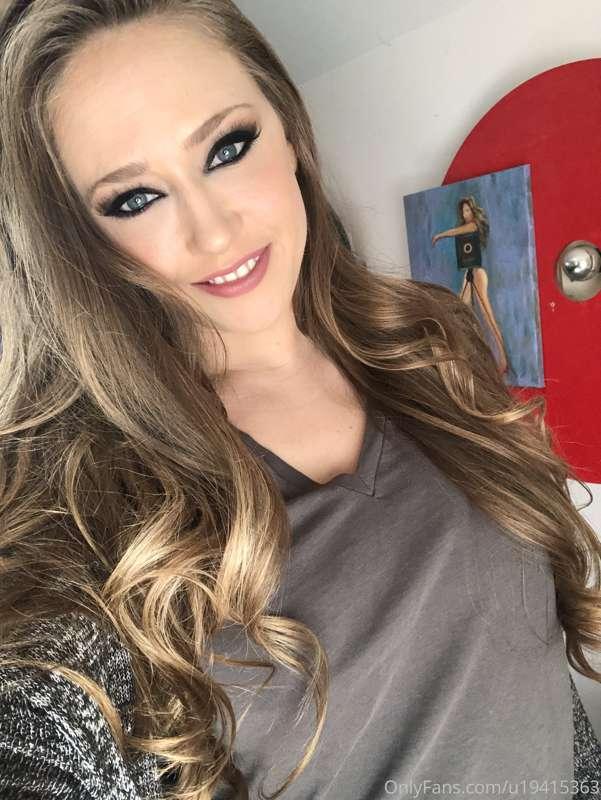 Good morning sunshine 💋Describe your bunny in 3 words 😏baby ..