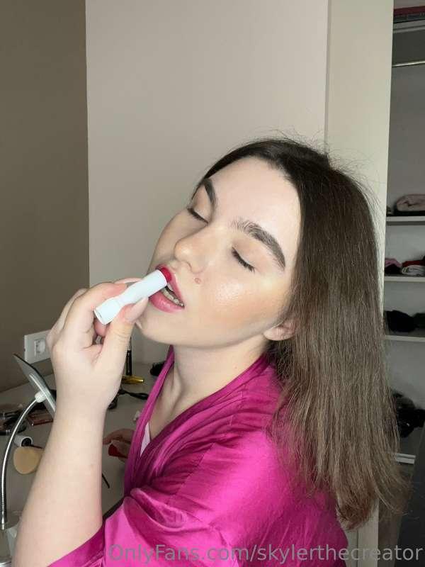 I bought a new lipstick, I like the color so much, don't you..