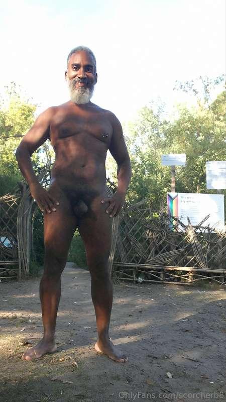 Shady Sunday!  #beard #musculardaddy #gay #feet #gaycruising..