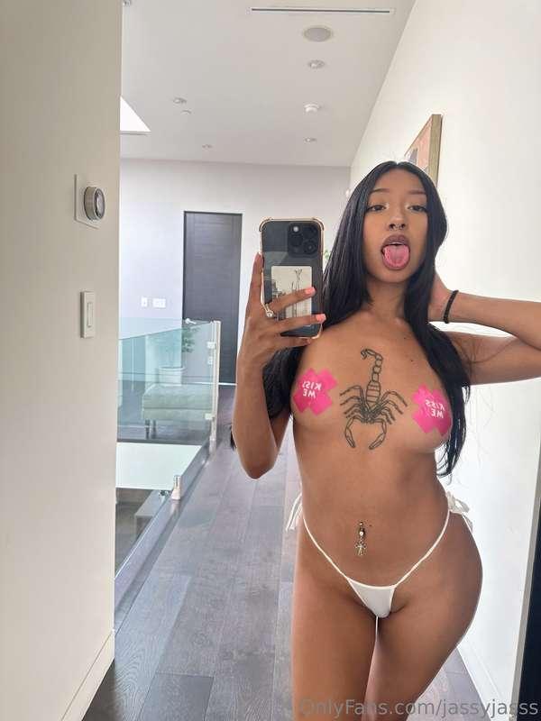 Craving some 🍆 down my throat rn😩