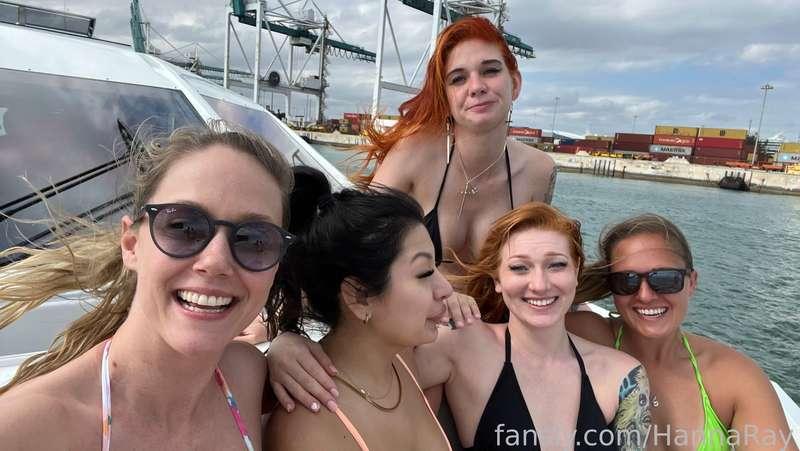 we all take pictures for a living, but it's hard to take a picture altogether 😅
@nakedbakers @camistrella @goddesssylvanas @meltymochi 