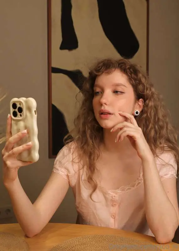 Taking the sweetest selfies for the sweetest you🥰💋🍓