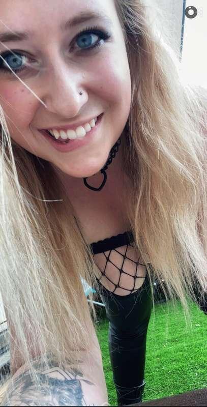 Livestream today!! Hanging out, chatting about the VIP page,..