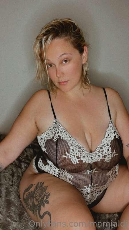 Just a small lingerie set 💛