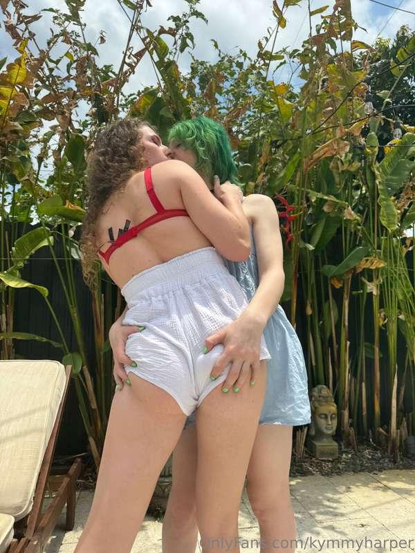Would you grab my ass while kissing me like @basedtransgirl ..