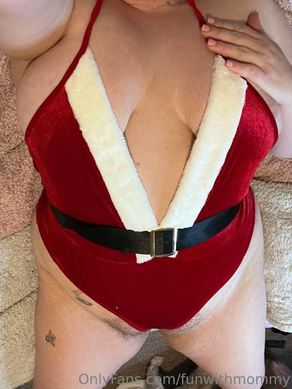 Mommy Claus sextape in your dms now 
