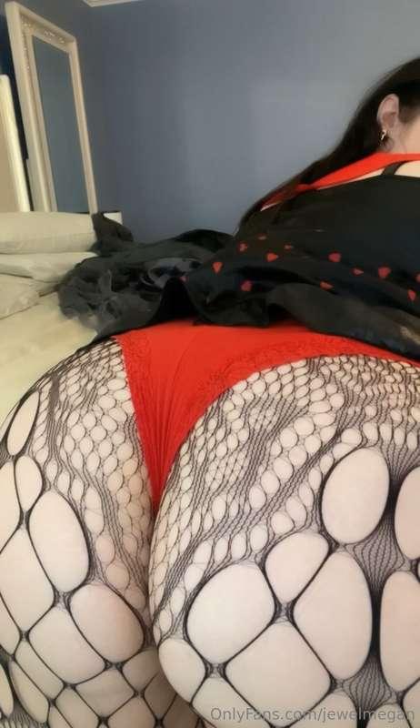 red looks good on my ass 😋