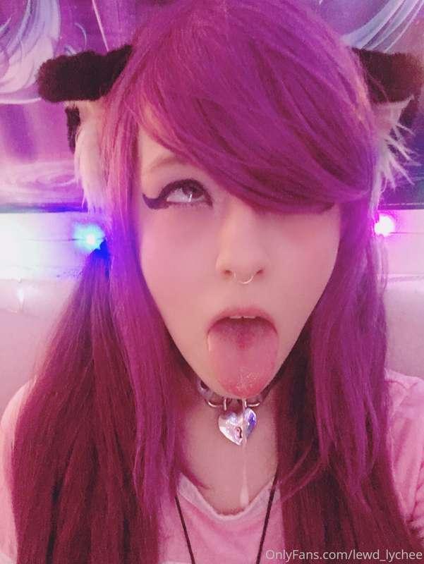 Someone buy me a maid dress off my wish list pretty pweeeese..