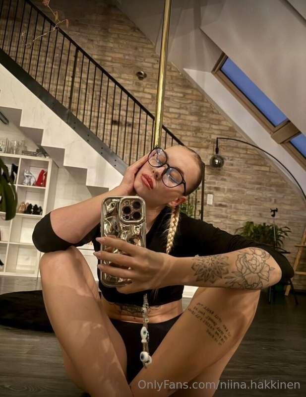 👑 ORGASMIEN KUNINGATAR @anni.ai 👑@anni.ai riisuutuu, hyväile..