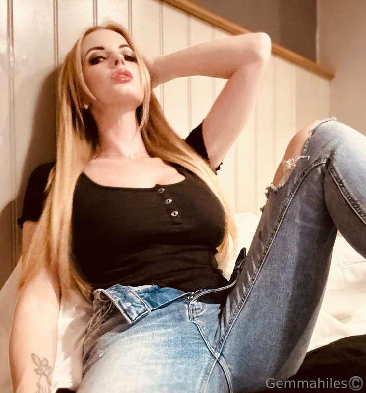 The tighter the jeans, the dirtier the thoughts. 🧠🔥