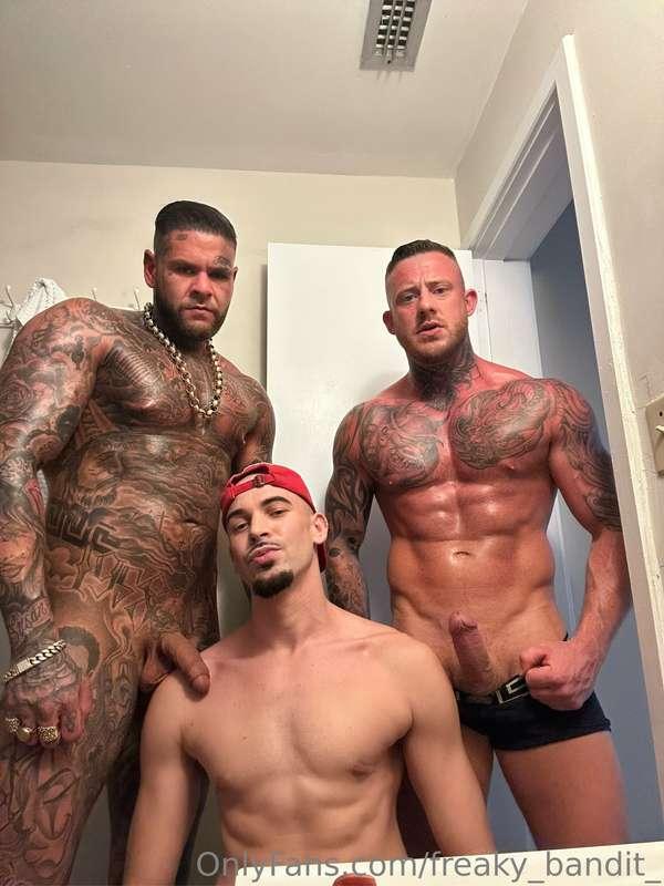 Just chillin with my new mates 😏  Dropping a hot BJ vid tomo..