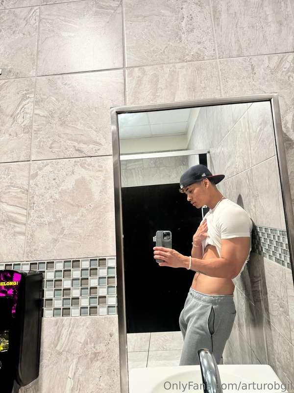 Caught myself looking too good 💯