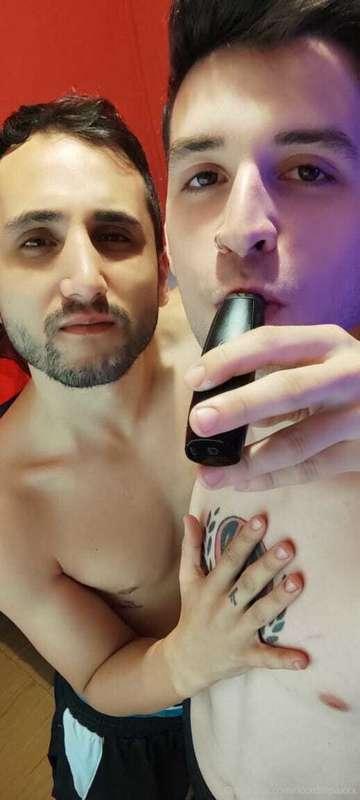 Vaping weed 😍👽🔥
@fdexxx
