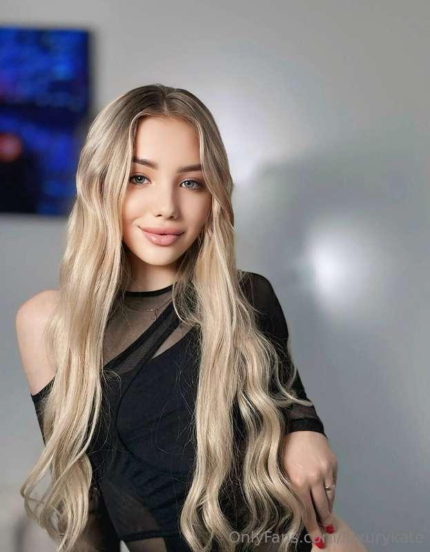 𝐅𝐑𝐄𝐄 𝐒𝐔𝐁👉 @sophia_swarovski🔥 This hot and lonely she is eage..