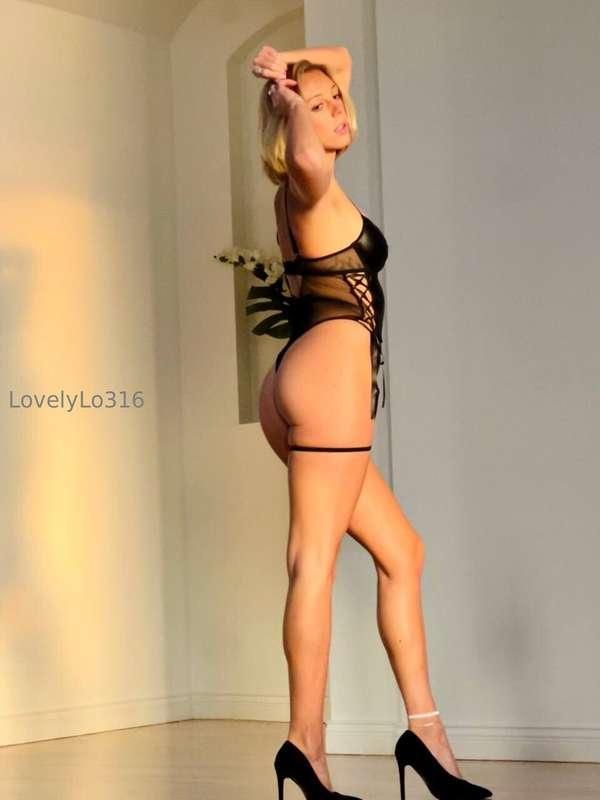 Do you love these long legs?🤤