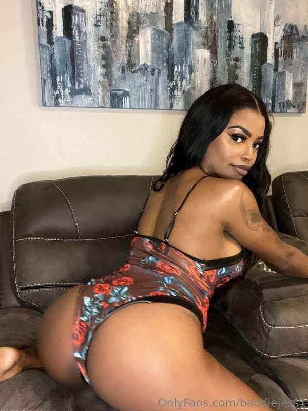 Suns out and so is my ass🍑☀️