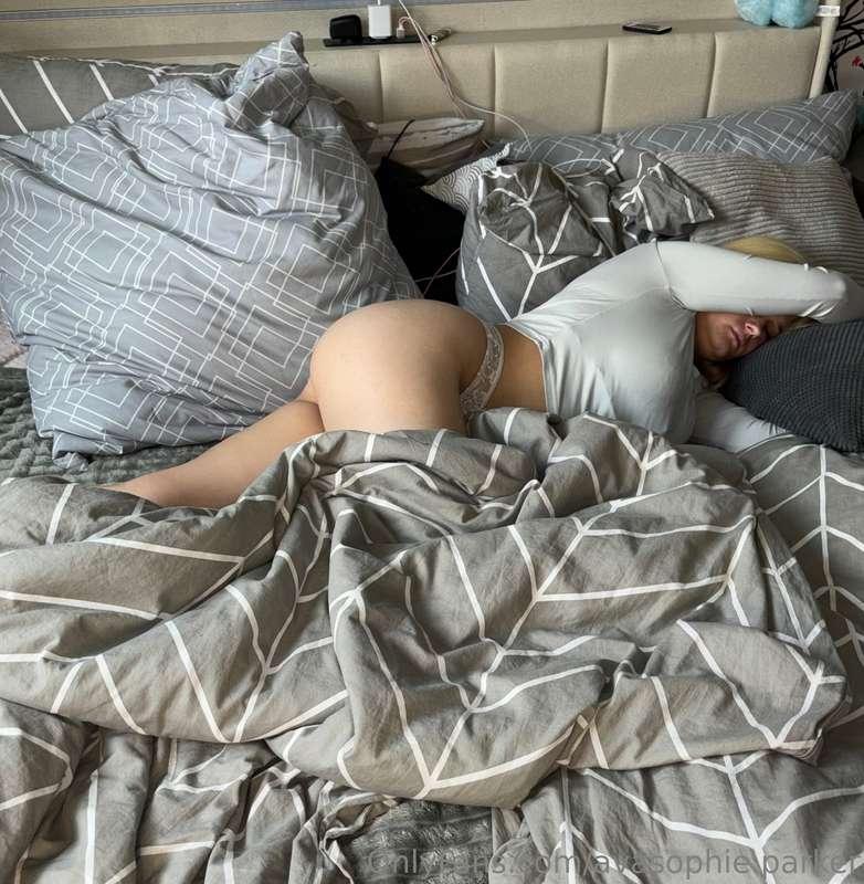 desperately in need for a cuddling buddy 🙈 hmu saying what e..