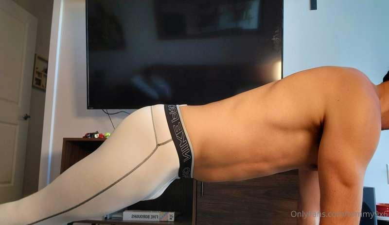 I love how tight and stylish these pants look. If only I cou..