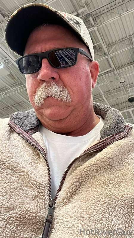 Happy Friday.  Now who is going to cum on my mustache?