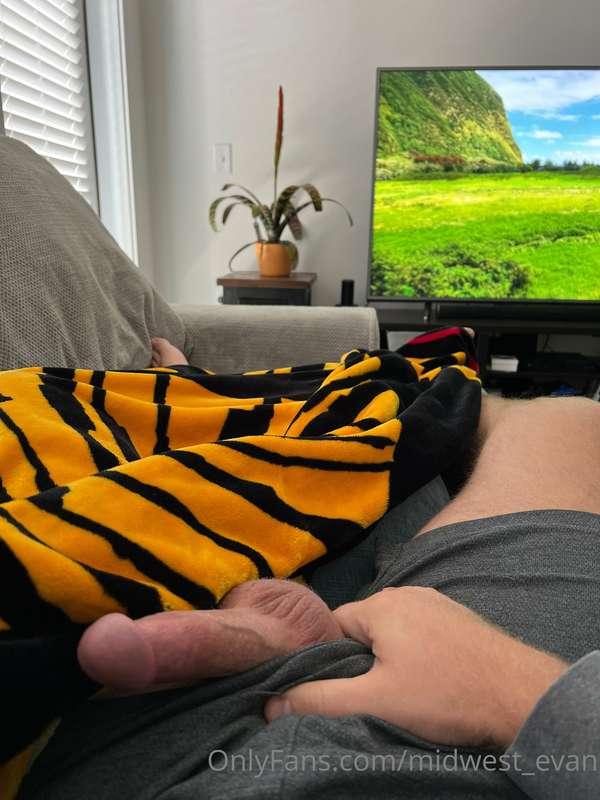 Too lazy to jack off, who wants to ride it or suck it? 😈