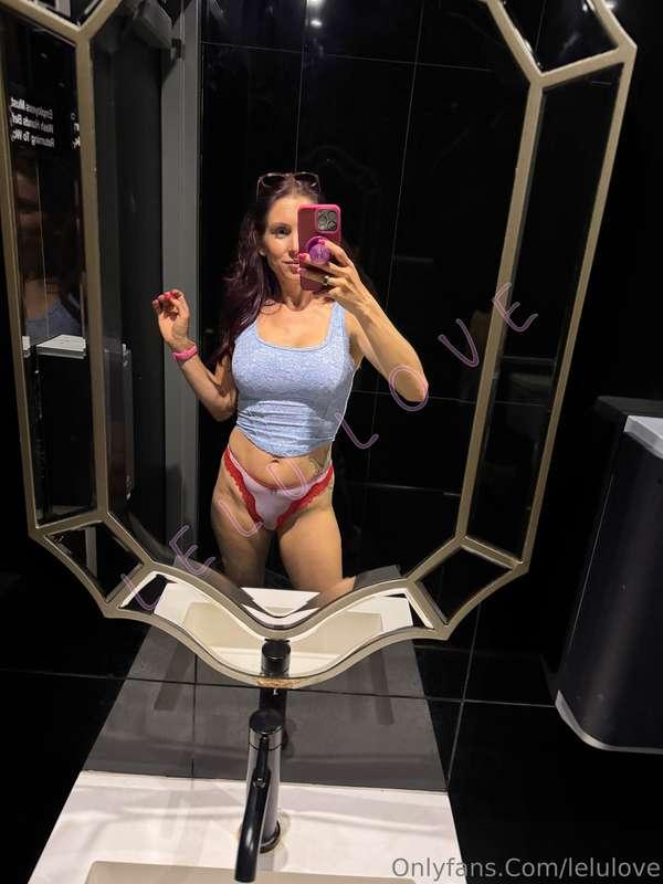 A little stealthy bathroom fun!! 📸😜