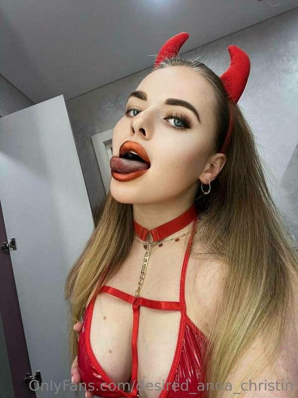 Red 🟥 This color suits almost every woman on the Earth 😈 But..