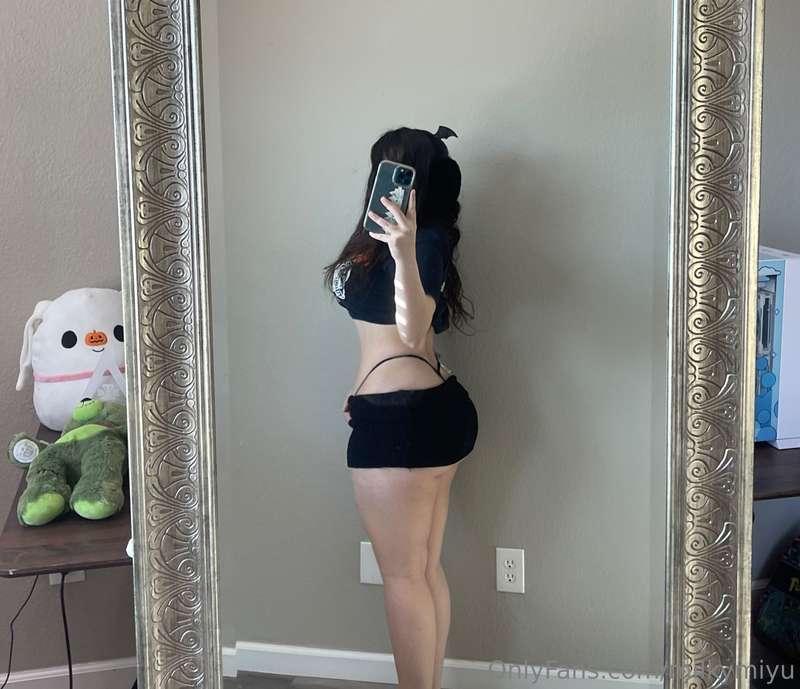 I sometimes forget that skirts are too small for me 🍑