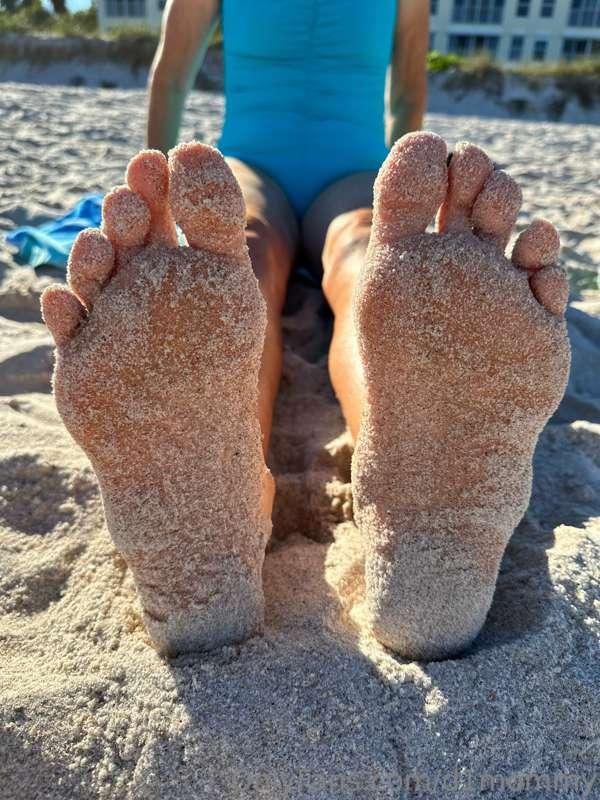 Help BIG mama get the sand of please ❤️😇😇