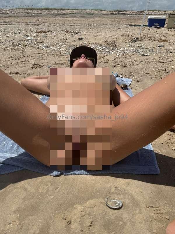 Would you rub lotion on me? 🤤 ☀️ ❤️