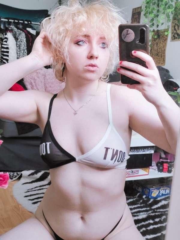 Another "in front of a mirror" -video ^_^
This time with my ..