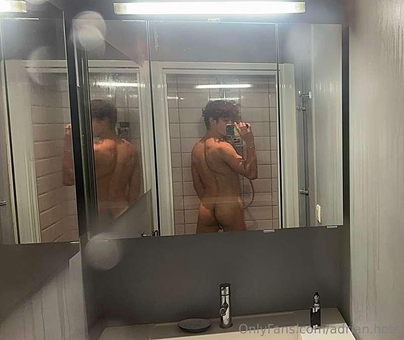 adrian.hots image #0