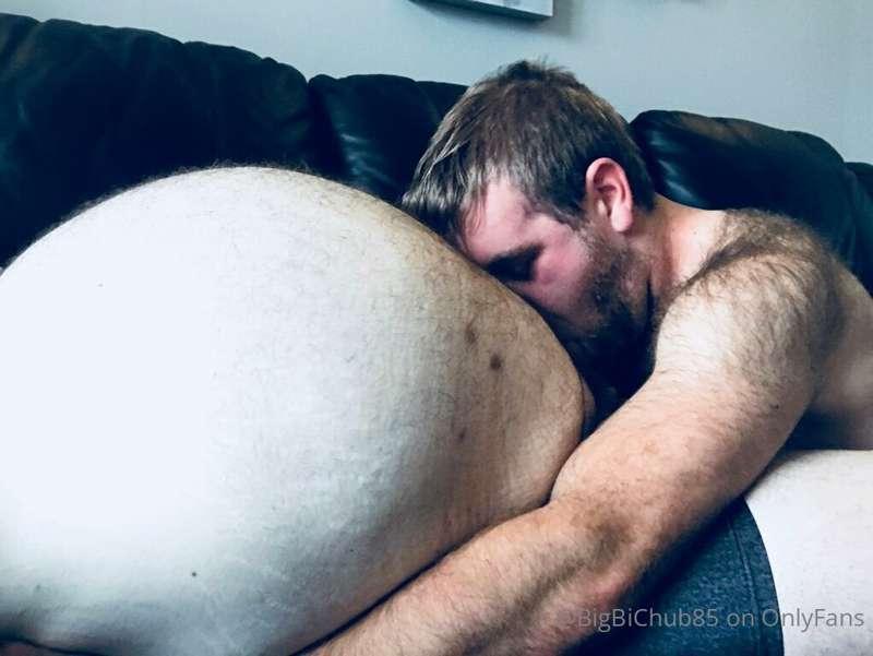 Wouldn't you just fucking LOVE to kiss Big Daddy's big round..