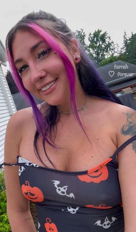 my eyes are up here 🎃🧡