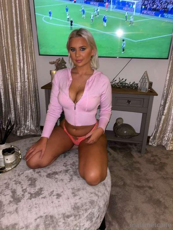 u watching me or the football😋