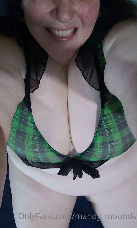 Green and plaid are my two favorite things. Love this outfit..