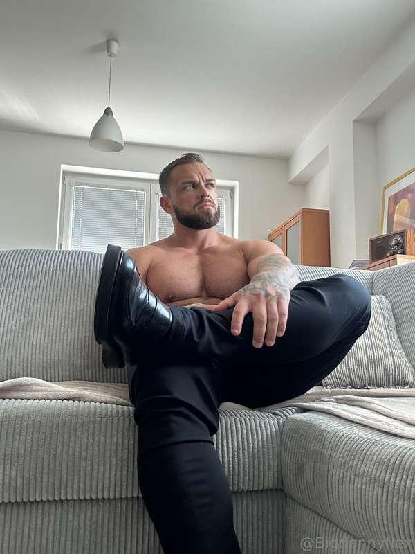 Wanna have fun today ? Come here and take off my shoes 😈🔥